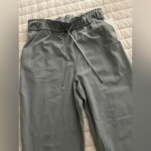NWT keep moving Lululemon 7/8 pants never worn size 6 in a beautiful grey color!